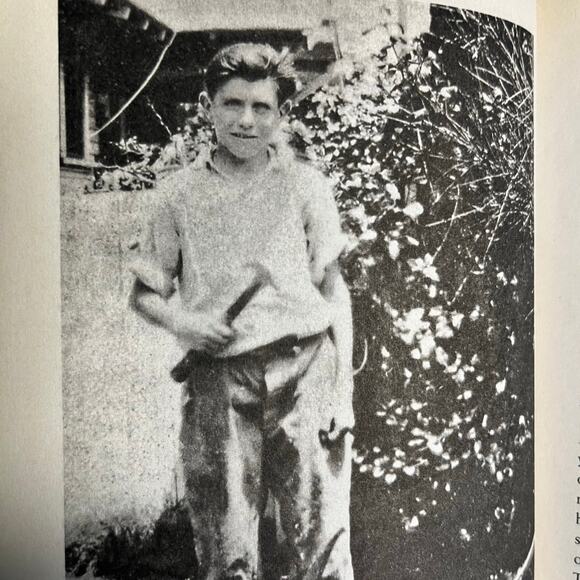 Unbroken by Laura Hillenbrand (2014 Paperback) WWII Survival Memoir - Picture 6 of 8